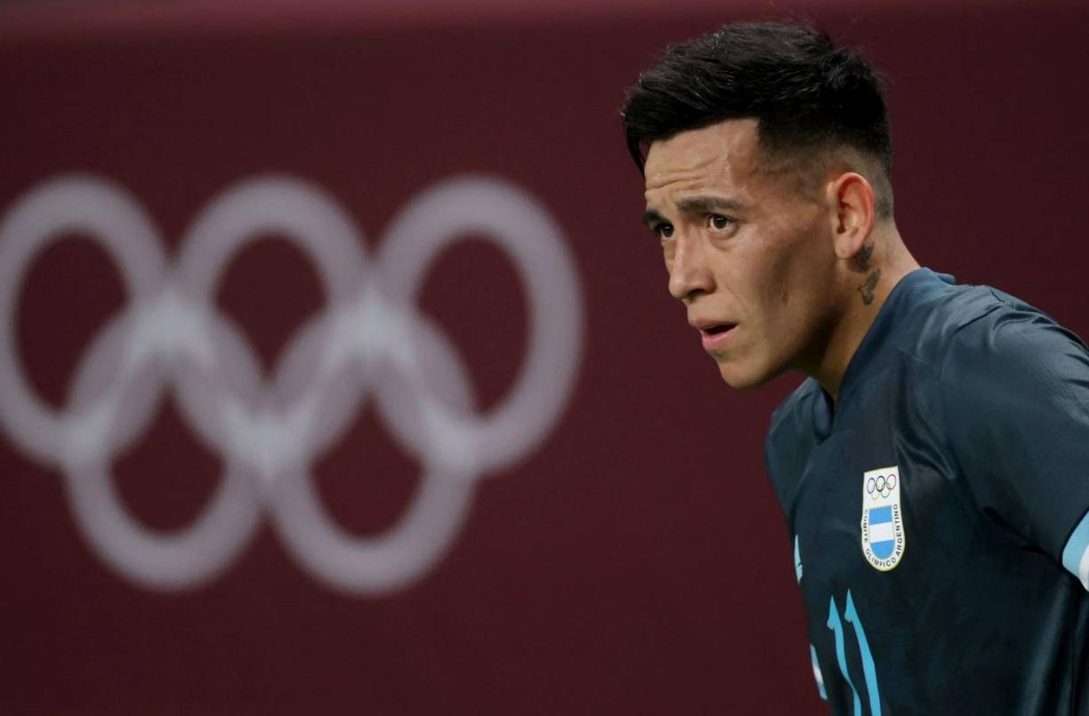 El futbolista argentino Ezequiel Barco está metido en problemas ya que se filtraron mensajes que él le dejó en redes sociales a la polémica Wanda Nara, quien es pareja sentimental del atacante Mauro Icardi.