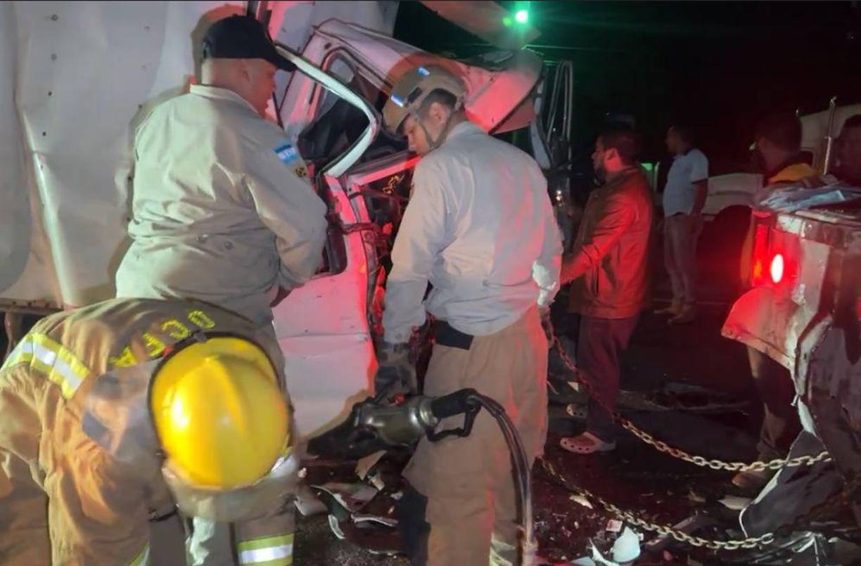 Los Bomberos utilizaron equipo especial para rescatar a las personas que quedaron atrapadas en medio del amasijo de hierro. 