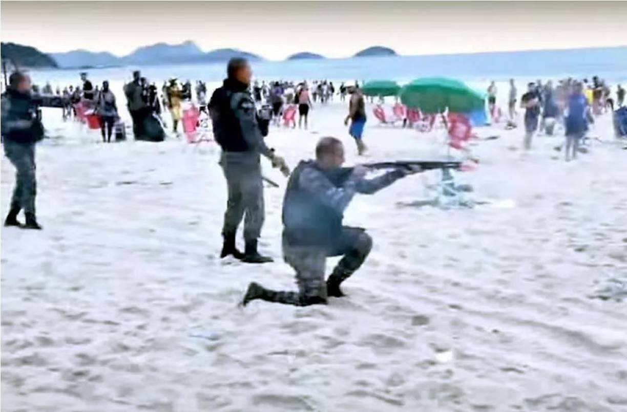 Oficiales de la Policía de Brasil lanzó balas de goma a aficionados de Boca Juniors en las playas de Copacabana.