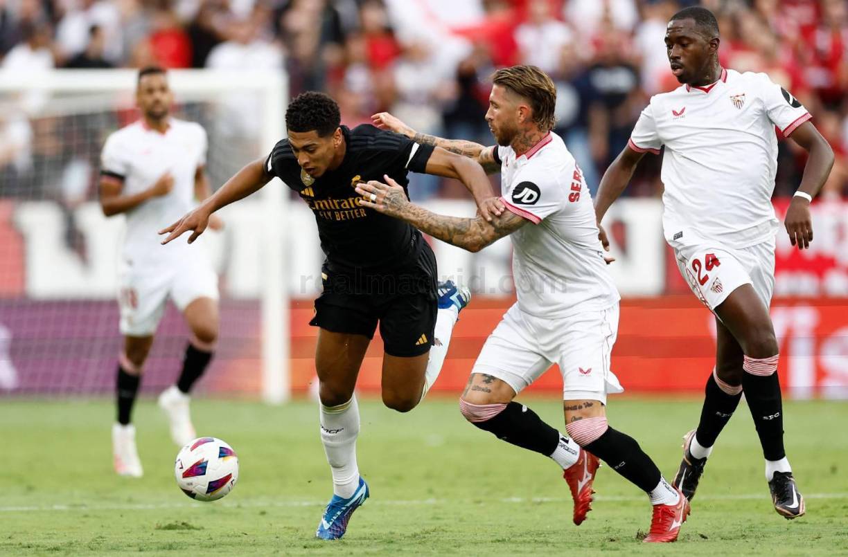 Sergio Ramos marcando a Jude Bellingham en un lance del partido.