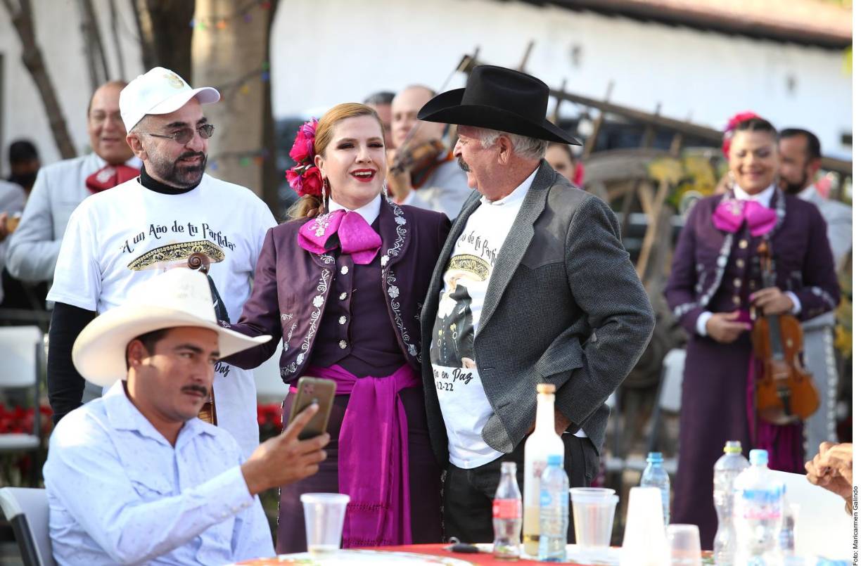 Familiares y amigos cercanos vistieron playeras blancas con la imagen del patriarca y la leyenda “A Un Año de tu Partida”.