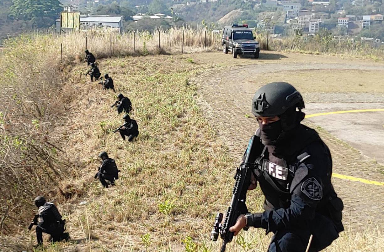 Agentes de las Fuerzas Especiales hondureñas se han posicionados en varios puntos para custodiar y vigilar el traslado del expresidente Juan Orlando Hernández desde el Comando Cobras hasta la base aérea Hernán Acosta Mejía. Fotografías: Policía Nacional / Redes Sociales