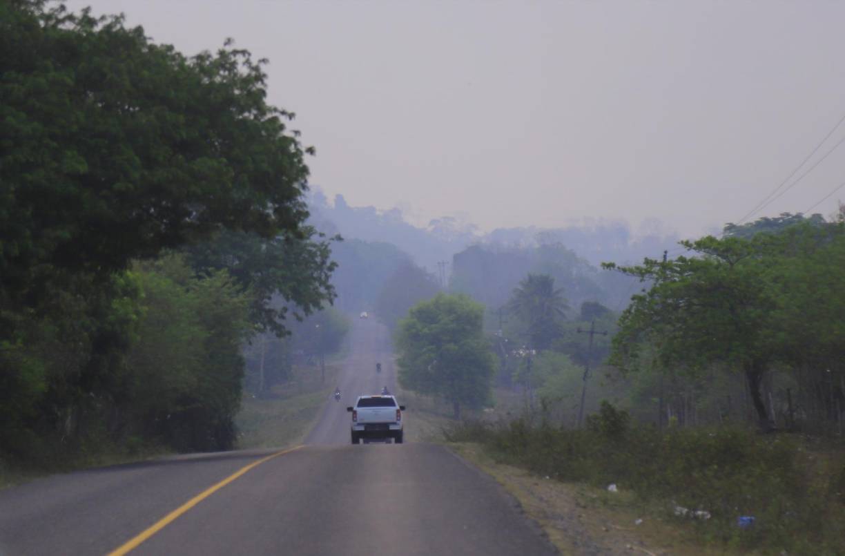 <b>Uno de los tramos en mejor estado de la carretera de Yoro. El trayecto también se ha opacado por el humo.</b>