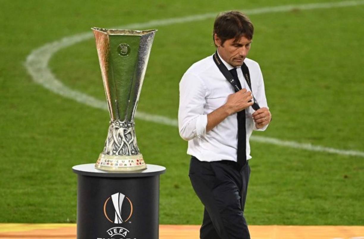 El técnico italiano Antonio Conte dejó dudas sobre su continuidad en el banquillo del Inter de Milán tras perder la final de la Europa League contra el Sevilla. 'Nos tomaremos 2-3 días de descanso y luego decidiremos lo mejor para el Inter, con o sin mí. Ha sido una temporada muy dura y hay ideas distintas. Para mí, de todos modos, ha sido una experiencia muy bonita, mereció la pena y siempre estaré agradecido a los que me han elegido', dijo a Sky Sports.