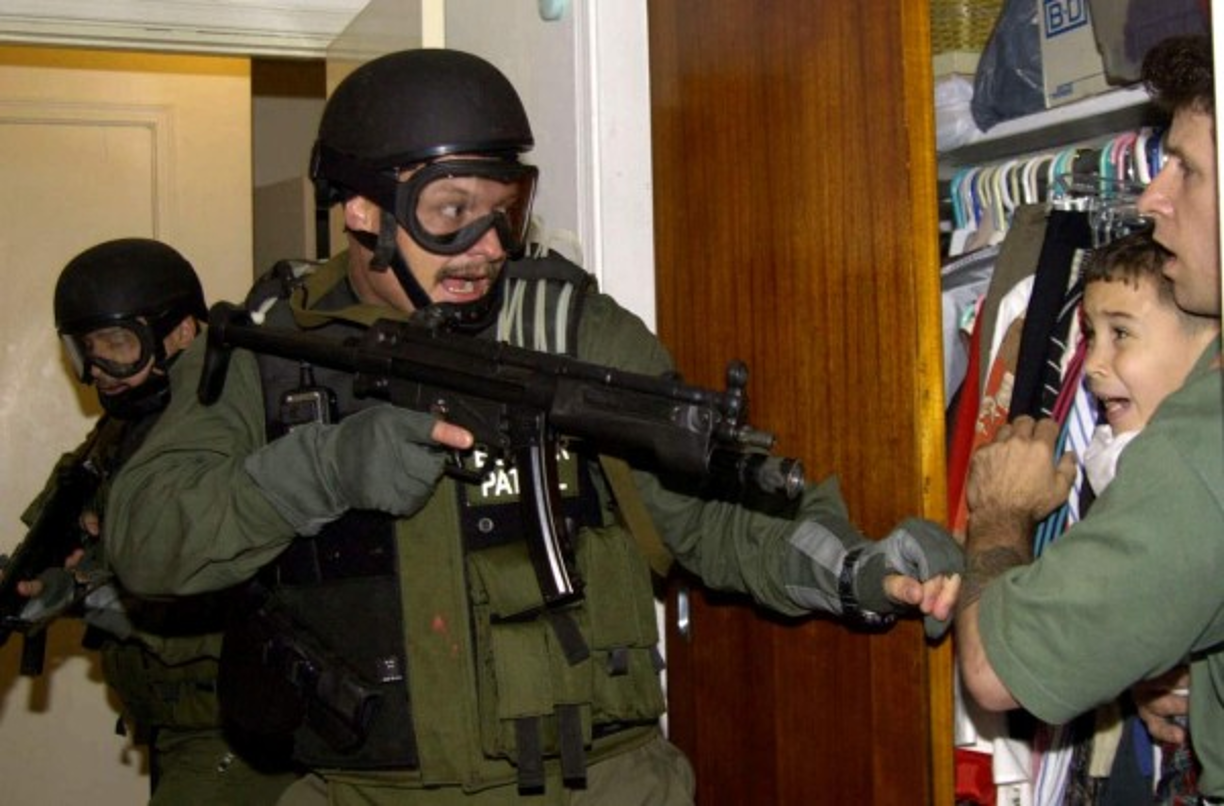 Hace 20 años el niño cubano Elian González llegó a una playa de Florida aferrado a un neumático tras perder a su madre en el naufragio de la pequeña balsa en la que varios cubanos buscaban llegar a EEUU huyendo del régimen de los Castro.<br/><br/>El 'balserito', como lo bautizaron los exiliados cubanos en EEUU, se convirtió en el protagonista de un pulso de fuerza entre el Gobierno de Cuba y Estados Unidos.