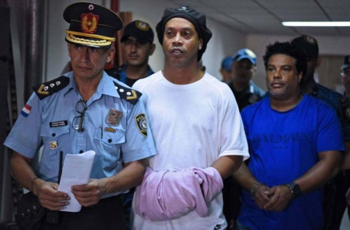 Ronaldinho y su hermano están recluídos en el 'Cuadrilátero', una zona en la planta alta del edificio principal de una prisión en la que se encuentran políticos encarcelados por corrupción y narcotraficantes.