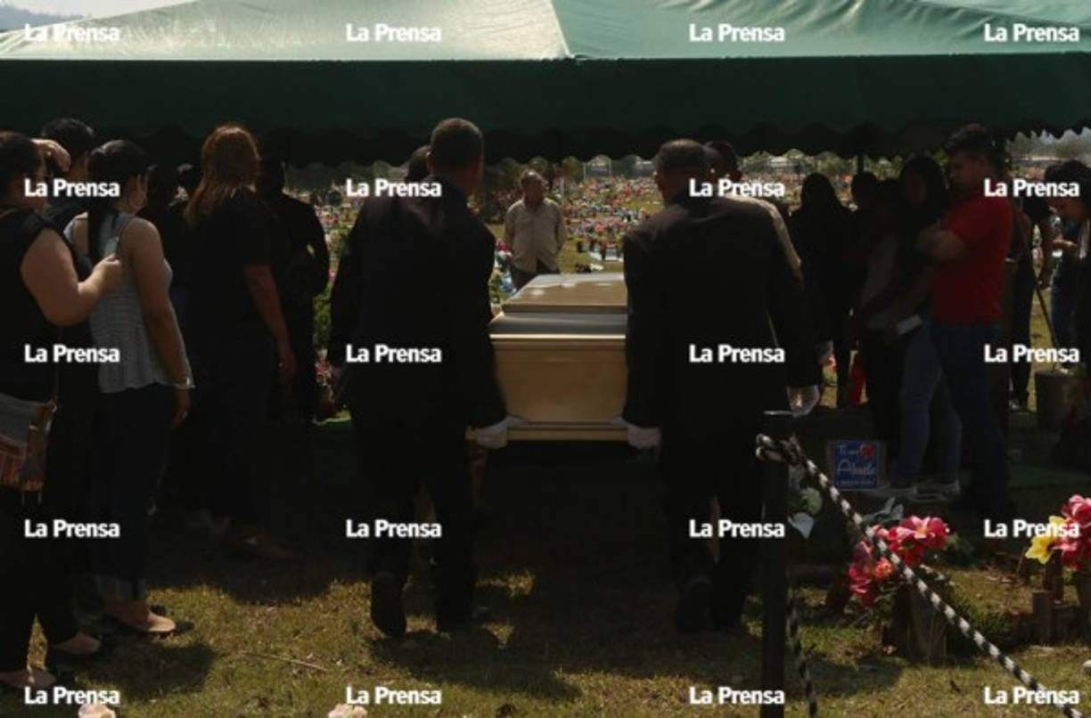 Familiares y amigos entonaron cantos cristianos para recibir fortaleza por parte del Todopoderoso, aunque las lágrimas y gritos de tristeza fueron inevitables para las personas qie se despedían de la joven que murió tras una supuesta mala praxis.