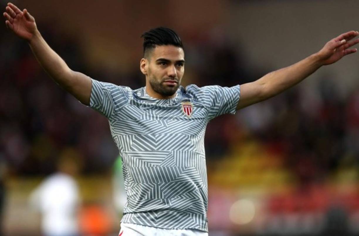 Radamel Falcao: Bombazo en las últimas horas con el delantero colombiano, al parecer suena fuerte para llegar al AC Milan de Italia. El ariete ha vuelto a su mejor nivel como demostró con los 30 goles que anotó la pasada campaña.