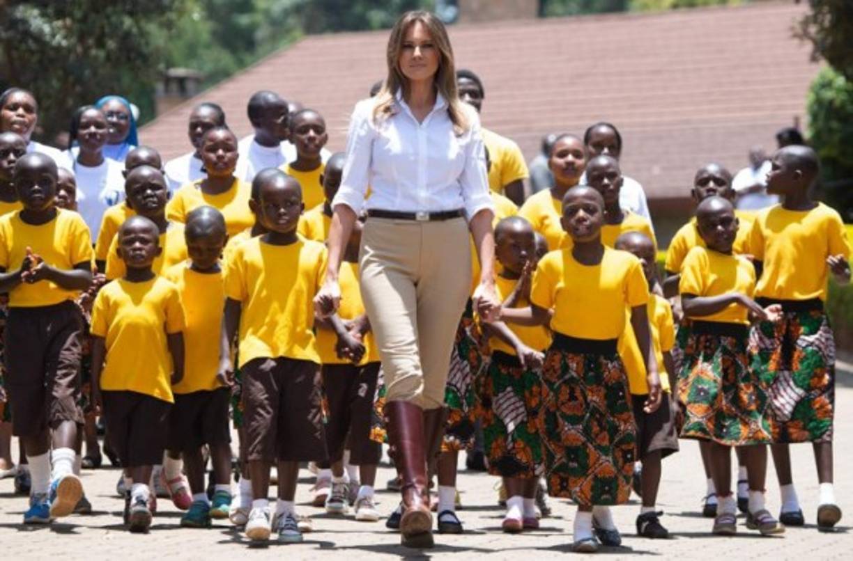 En varias fotos posteriores, la esposa de Trump se quitó el sombrero, y disfrutó con los pequeños de Kenia.