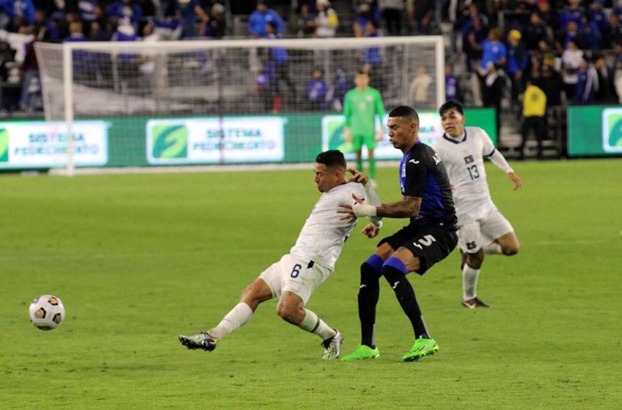 Kervin Arriaga marcando a Narciso Orellana en un lance del partido amistoso.