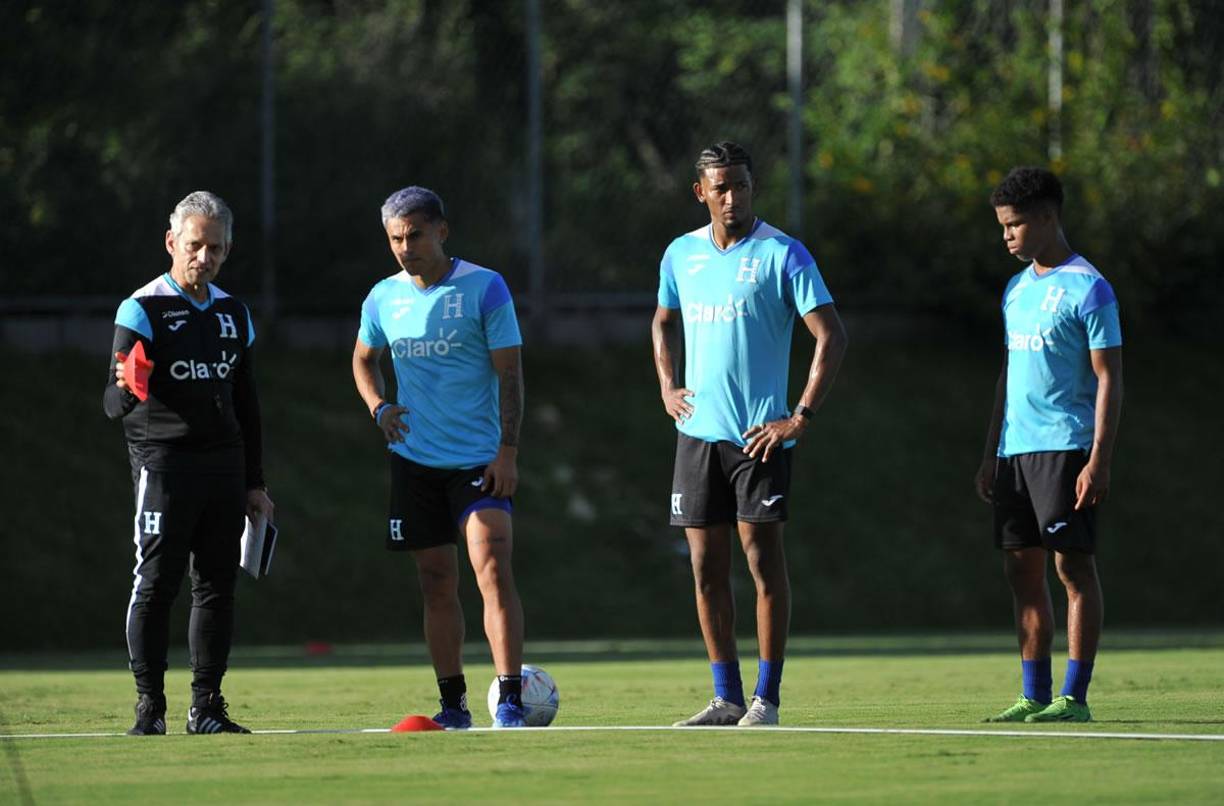 Andy Nájar, quien estuvo entrenando con Olimpia los últimos días, y Douglas Martínez, delantero de la USL que se incorporó el jueves, reciben indicaciones de Reinaldo Rueda.