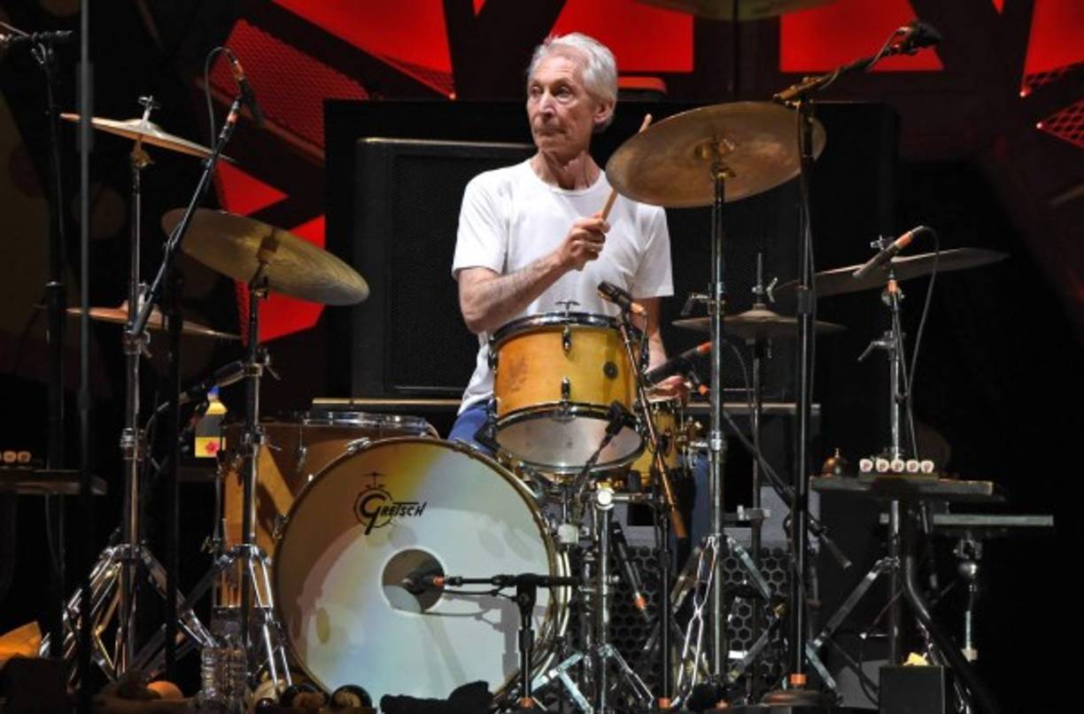 El batería de los Rolling Stones, Charlie Watts, 'uno de los mejores bateristas de su generación' y el miembro más mesurado de la célebre banda de rock británica, murió este martes en Londres a los 80 años. 'Con gran tristeza anunciamos la muerte de nuestro querido Charlie Watts', anunció su agente Bernard Doherty en un comunicado, añadiendo que el músico 'falleció tranquilamente en un hospital de Londres hoy mismo, rodeado de su familia'.<br/>Fotos: Agencias.