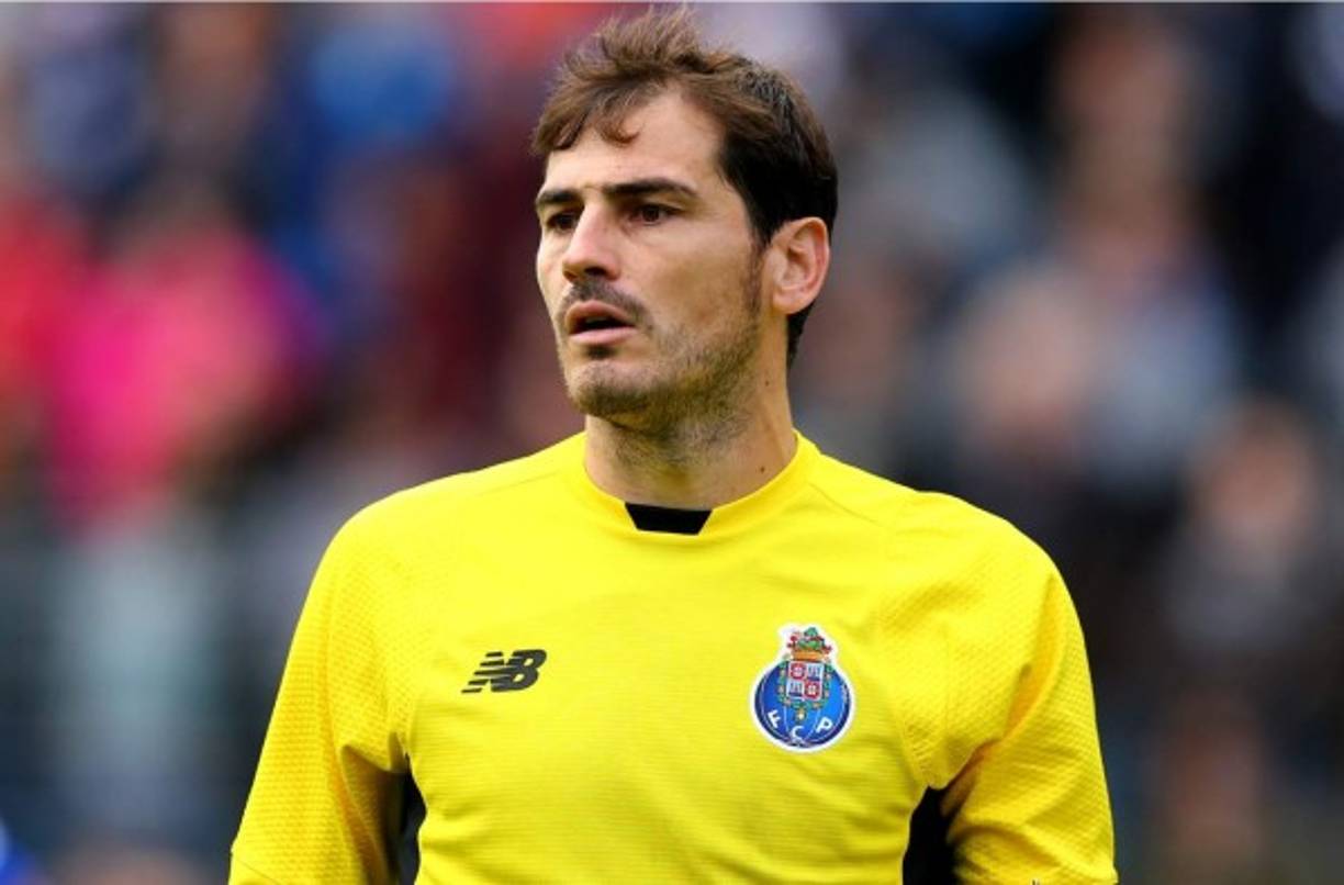 Con el hastag #DíaContraelCáncerdeMama el arquero Iker Casillas del Porto se ha sumado a la campaña.