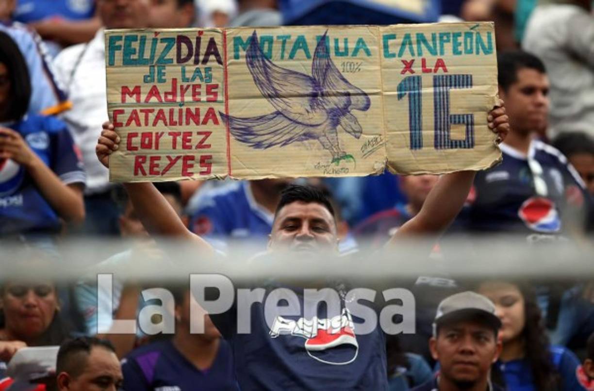 Aficionado del Motagua con una pancarta para el Día de las Madres y Motagua.