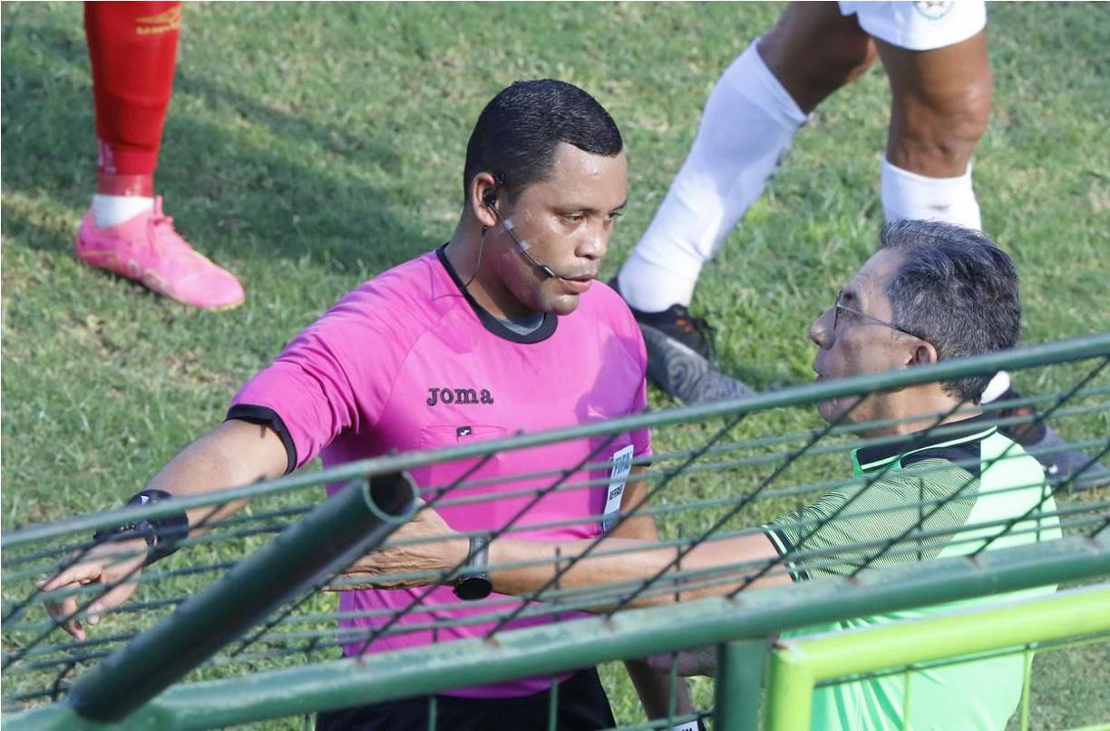 El árbitro Selvin Brown le llamó la atención al entrenador del Marathón, Salomón Nazar.