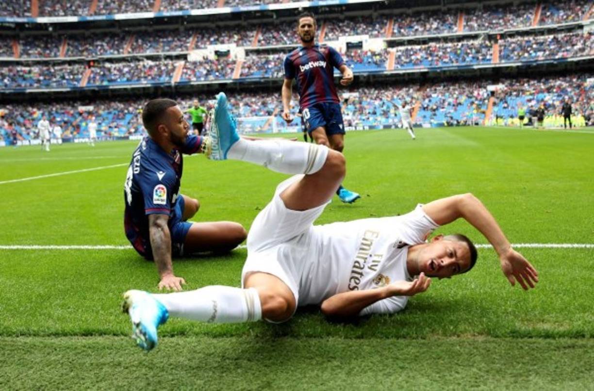 El defensa portugués Rubén Vezo le dio la bienvenida a Eden Hazard con esta falta.