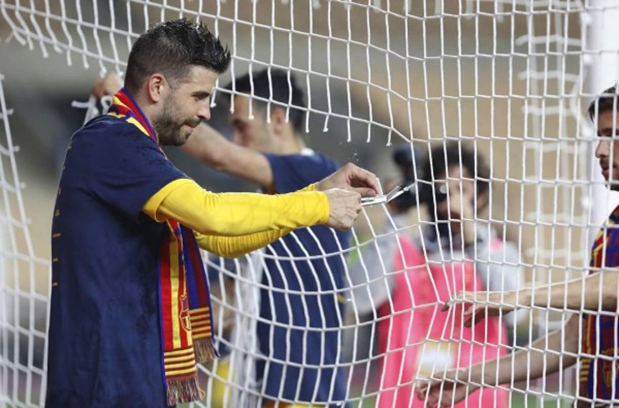 Piqué cortando las mallas de una de las porterías del estadio La Cartuja.