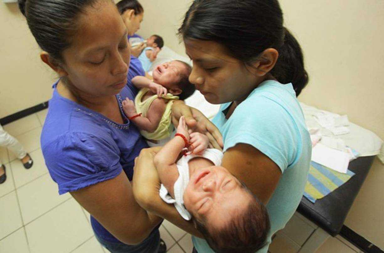 María vive con siete de sus ocho hijos en una casa de madera, la cual solo tiene una habitación y no cuenta con los servicios básicos.