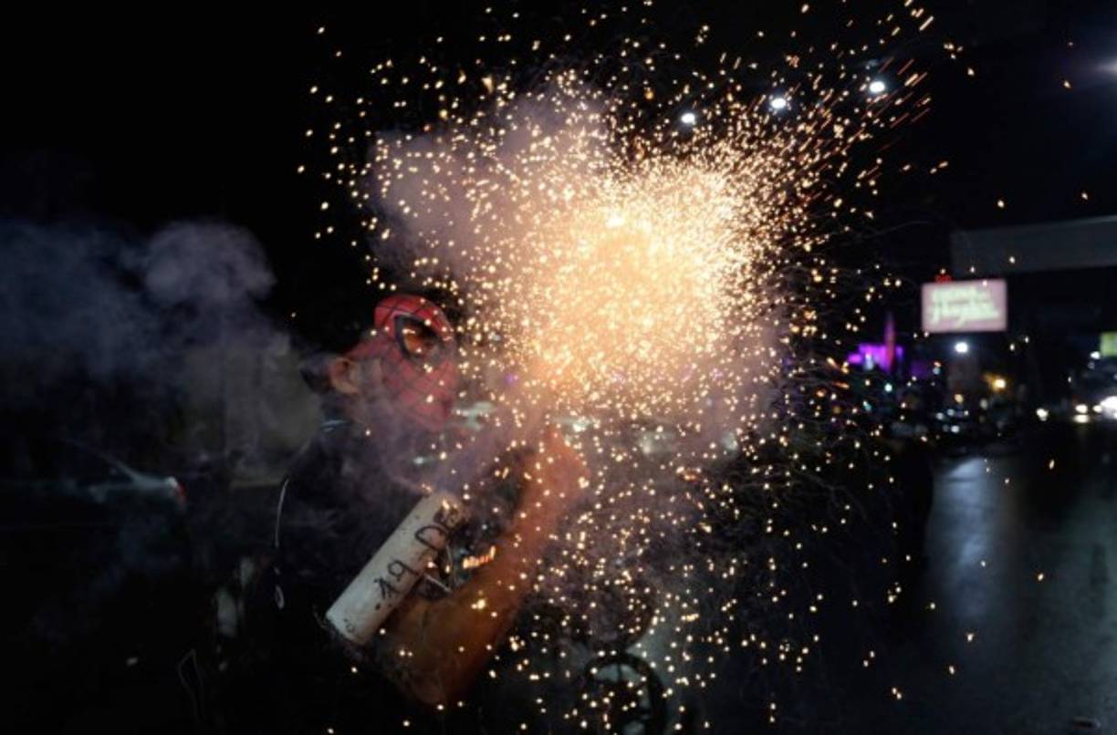 Para tratar de poner fin a la crisis, una comisión mixta, integrada por tres miembros del Gobierno y otros tres de la Alianza Cívica por la Justicia y la Democracia, acordó hoy la reanudación del diálogo nacional, que había sido suspendido el 23 de mayo por la falta de acuerdos entre el Gobierno y la sociedad civil.