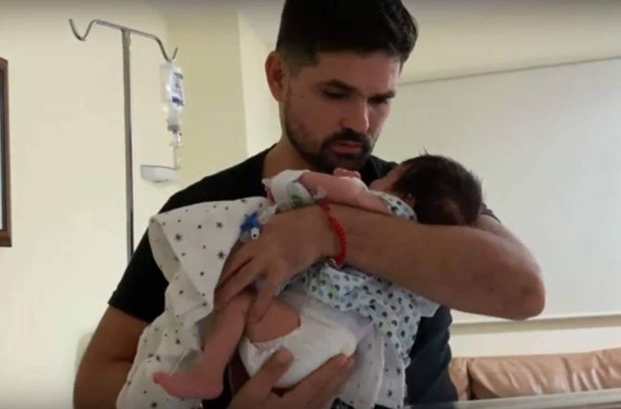 El actor informó que, a causa de la meningitis, Dante ha padecido una hidrocefalia, un derrame cerebral, problemas cardiacos y neumonía.