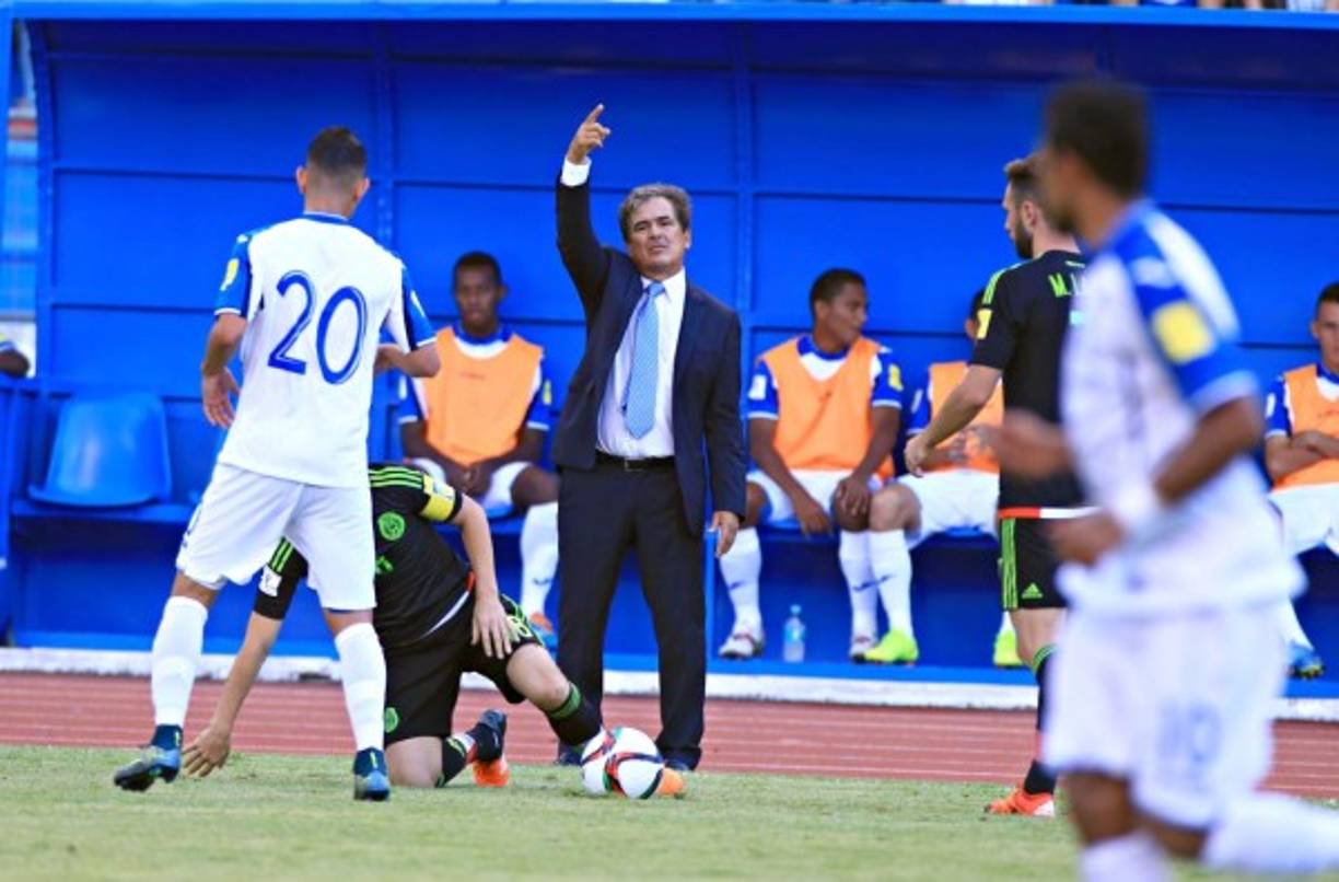 El extécnico de la gloriosa Selección de Costa Rica no se cansó de dar y dar instrucciones a los jugadores de la Bicolor, pero de nada sirvió. La Selección de Honduras cayó 0-2 contra México.