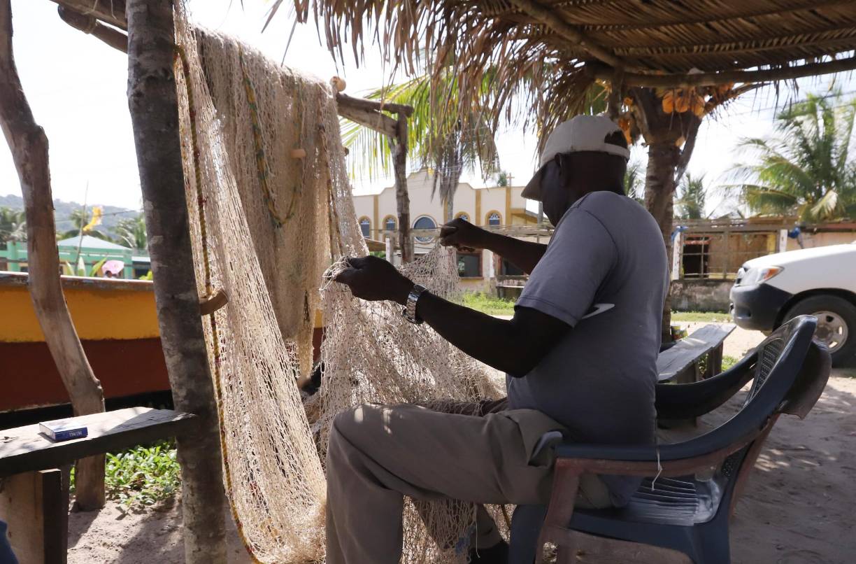 Rodolfo Guerrero es uno de los patriarcas de Bajamar. Él se gana la vida tejiendo y reparando los trasmallos de los pescadores en una pequeña champita en el corazón de la comunidad. Es el mejor en lo que hace por eso pasa lleno de trabajo.