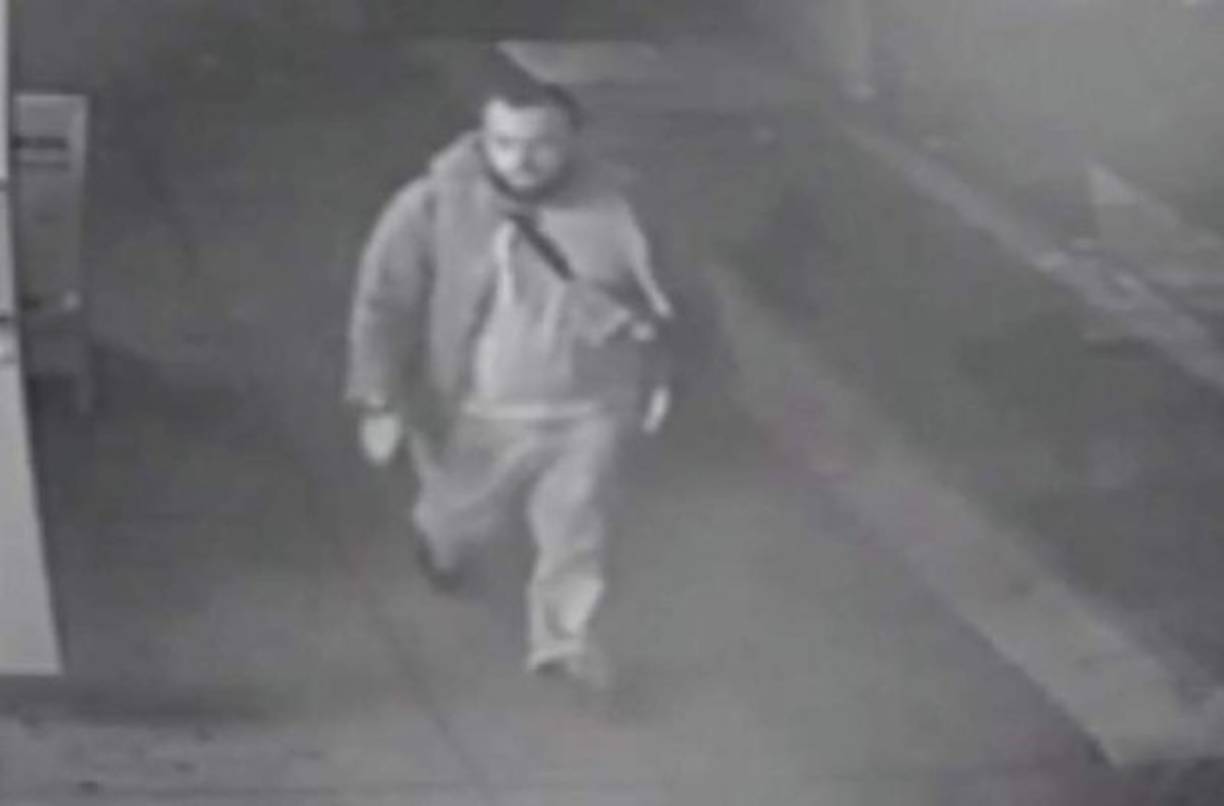 El ciudadano naturalizado estadounidense de origen afgano sospechoso de los ataques con bomba el fin de semana en Nueva York y Nueva Jersey se encuentra internado en estado crítico pero estable, dijo la policía este martes. Ahmad Khan Rahami, de 28 años, resultó herido el lunes en un tiroteo con la policía en Linden, Nueva Jersey, apenas cuatro horas después de que las autoridades divulgaran su foto, emitieran mensajes de alerta y se lanzaran en su busca.