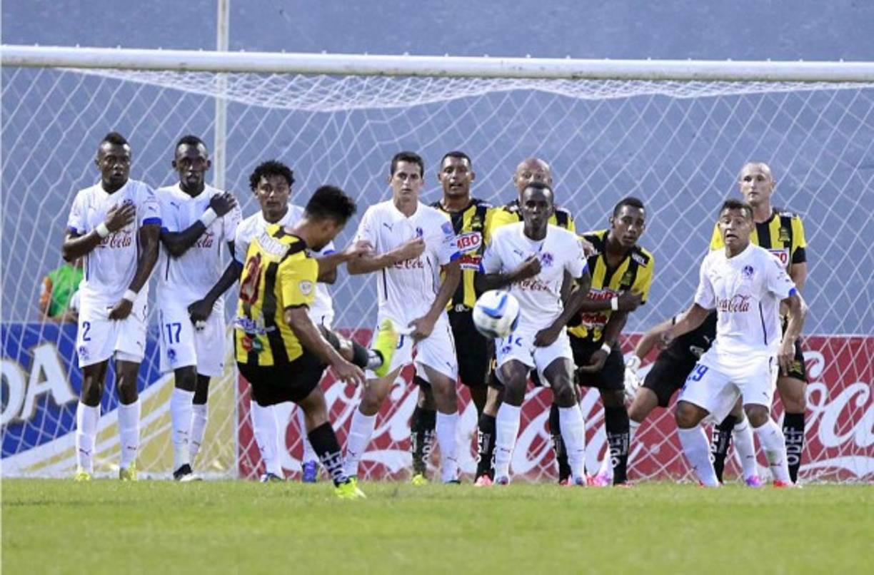 El colombiano Juan Camilo Aguirre cobrando un tiro libre para Real España.