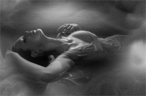4. Las mujeres sueñan acerca de sexo tanto como los hombres<br/><br/>Un estudio realizado en 2007 demostró que las mujeres sueñan tan seguido con temas relacionados con el sexo como los hombres, aunque los temas de estos sueños varían; las mujeres soñando más seguido con hombres famosos y los hombres teniendo relaciones sexuales en escenarios emocionantes o desconocidos.
