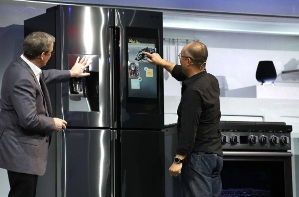 La línea blanca de Samsung presentó su refrigerador con pantalla táctil integrada.