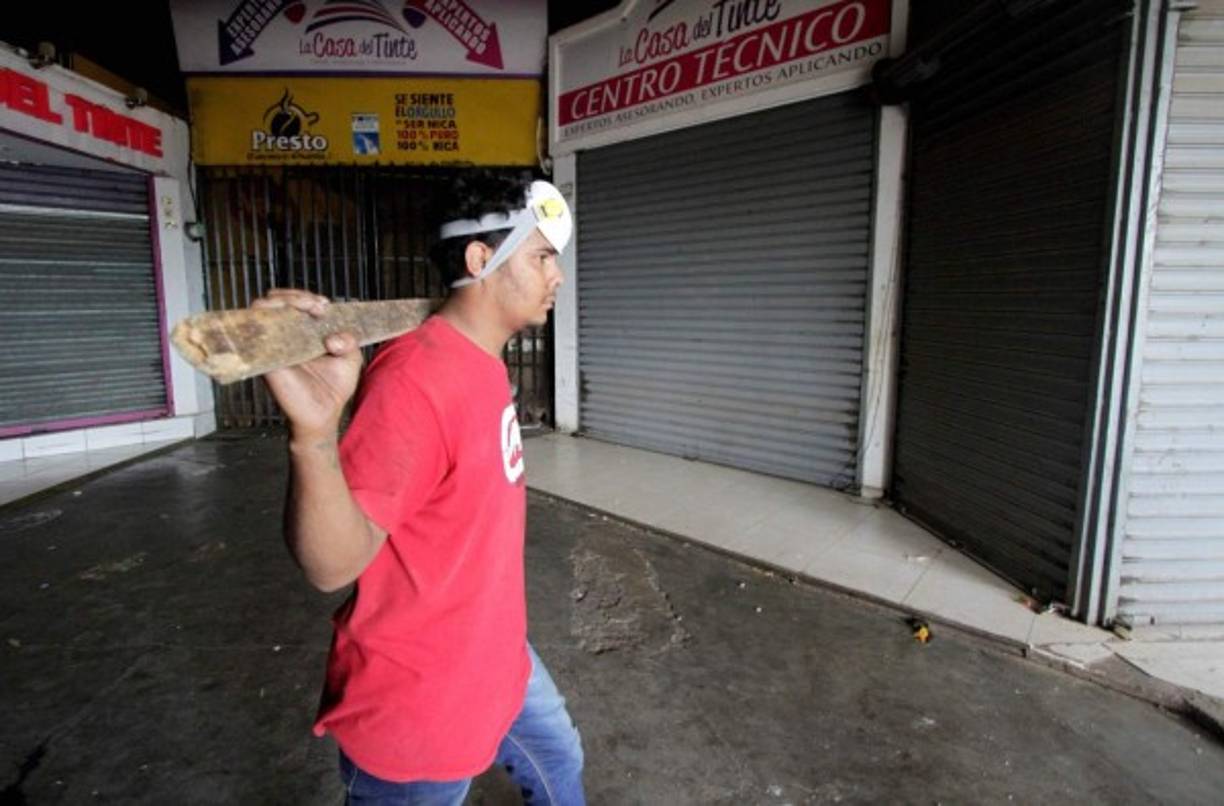 Medios locales han destacado como la población defiende los establecimientos comerciales para que no sean asaltados y devuelven a los supermercados las mercancías recuperadas.<br/>