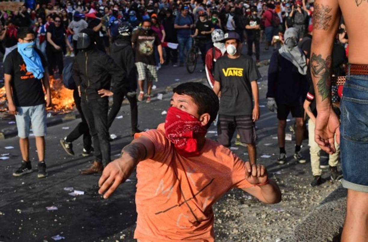Esta ola de protestas, que tiene un saldo de 19 muertos, al menos 600 heridos y 6.000 detenidos, según la Fiscalía, se produce a escasas semanas de que Santiago acoja una serie de importantes cumbres.