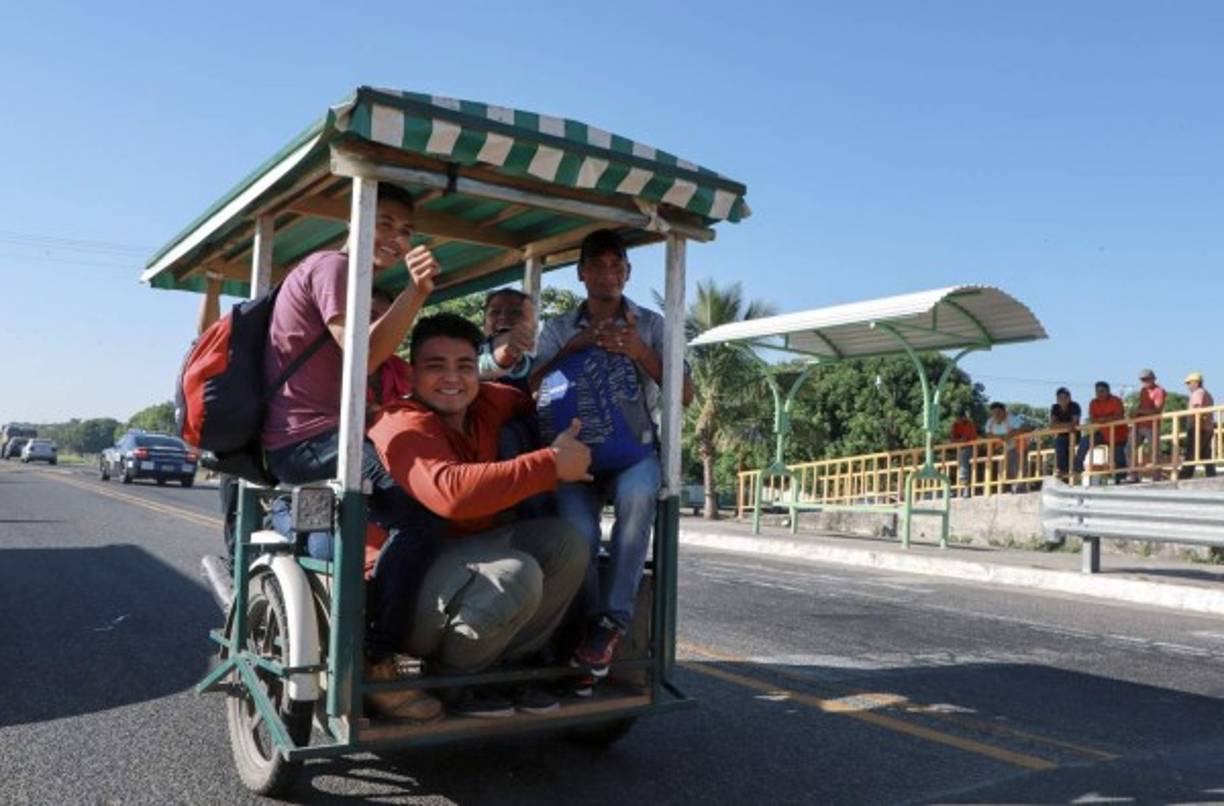 Varian Alan Mejía y su pequeño hijo Elieser, hondureños, fueron los primeros migrantes de esta nueva caravana que recibieron su visa humanitaria.<br/>