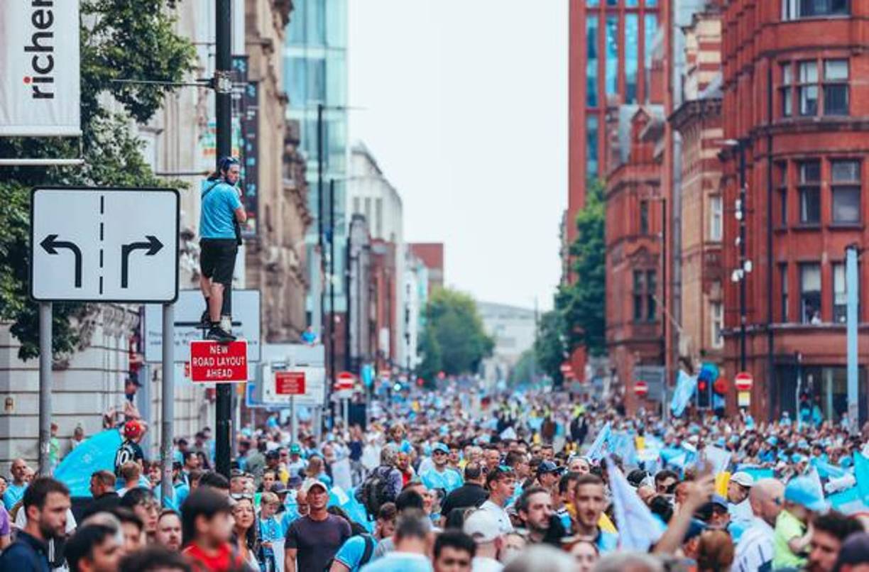 Miles de personas desafiaron este lunes la intensa lluvia que caía sobre Manchester para asistir al desfile de la plantilla del City por las calles del centro de la ciudad ingles.