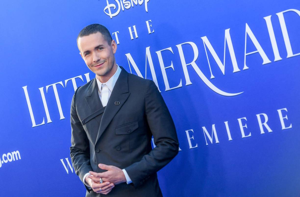 El actor británico Jonah Hauer-King presumió elegancia. Él da vida a Eric, un príncipe humano que conoce a Ariel cuando ella lo salva de morir ahogado. Después de interactuar un poco con ella, termina completamente enamorado y está convencido de que debe ser su esposa.