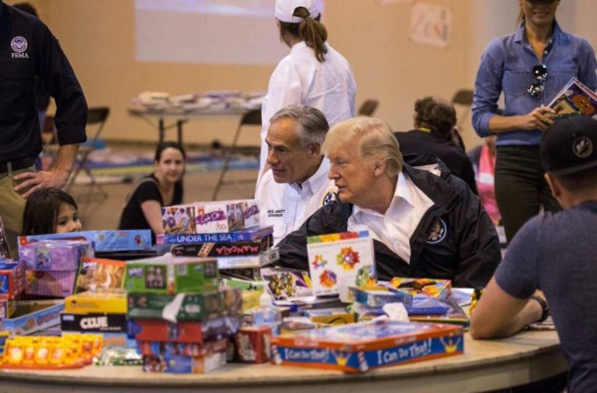 El mandatario estuvo acompañado por el gobernador tejano Greg Abbott, durante su visita a un albergue.