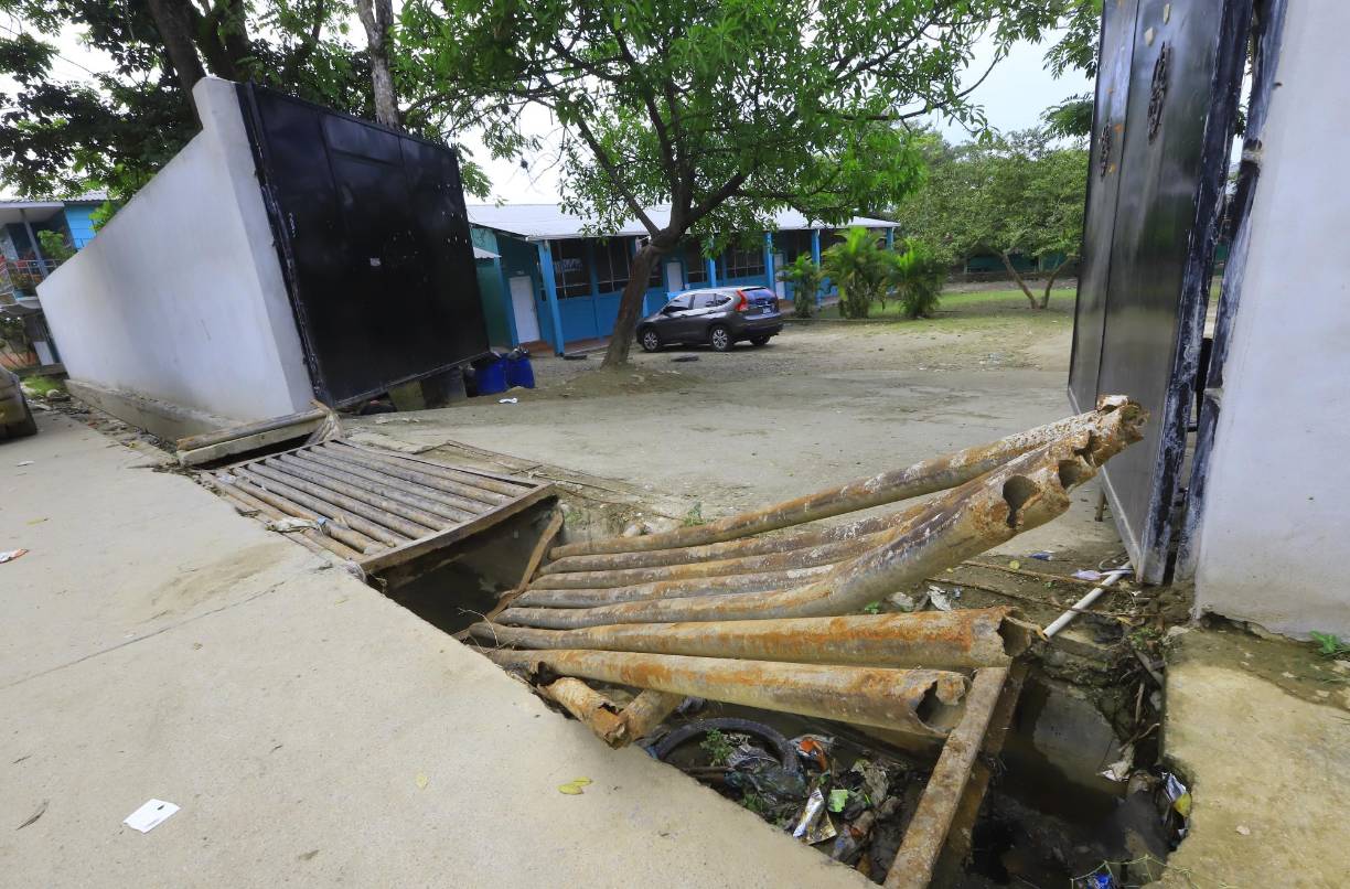 En la entrada de la escuela Éxitos de Anach, algunos alumnos y hasta padres de familia han tenido accidentes porque desde el 2020 que quedó destruida la rampla.