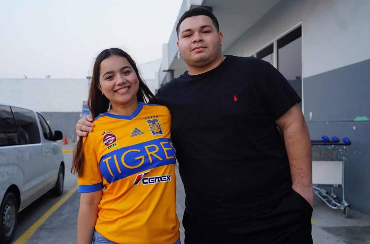 Otros aficionados de Tigres también llegaron a la terminal aérea pero sin suerte de ver a los jugadores del equipo mexicano.
