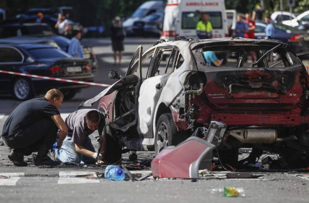 UCRANIA. Atentado contra periodista ruso . Expertos de la policía ucraniana investigan el automóvil calcinado del periodista ruso Pável Sheremet en Kiev, donde murió al estallar el auto.