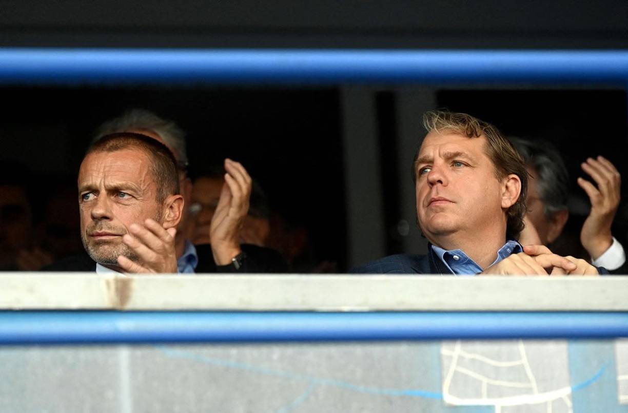 Aleksander Ceferin, presidente de la UEFA, estuvo en el estadio del Dinamo Zagreb junto al dueño del Chelsea, Todd Boehly.