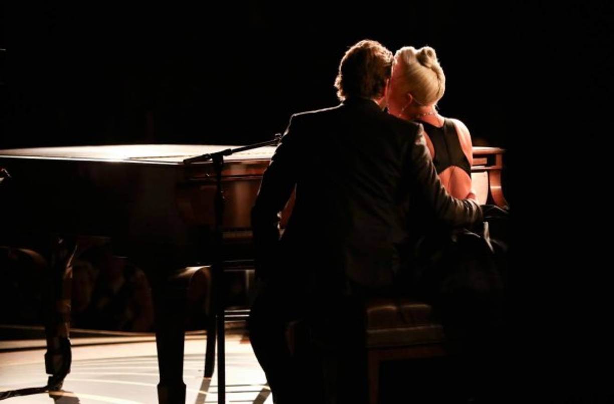 Bradley Cooper y Lady Gaga protagonizaron las escenas más románticas de la noche, al interpretar juntos la canción 'Shallow'.