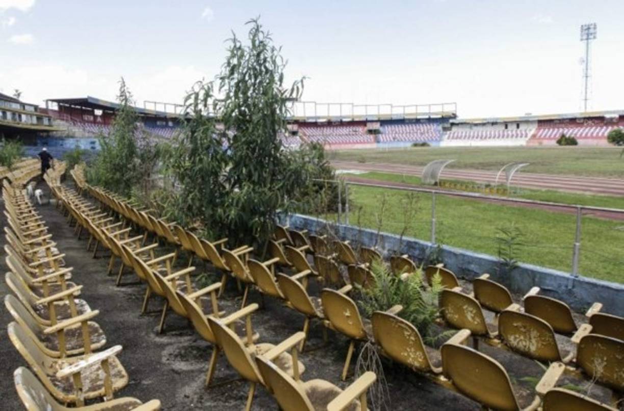 Estadio Pinheirao de Brasil, la casa del Deportivo Curitiba jamás llegó a ser completada de manera definitiva, la construcción se quedó inconclusa y finalmente, después de varios años de servir al futbol, fue abandonada.