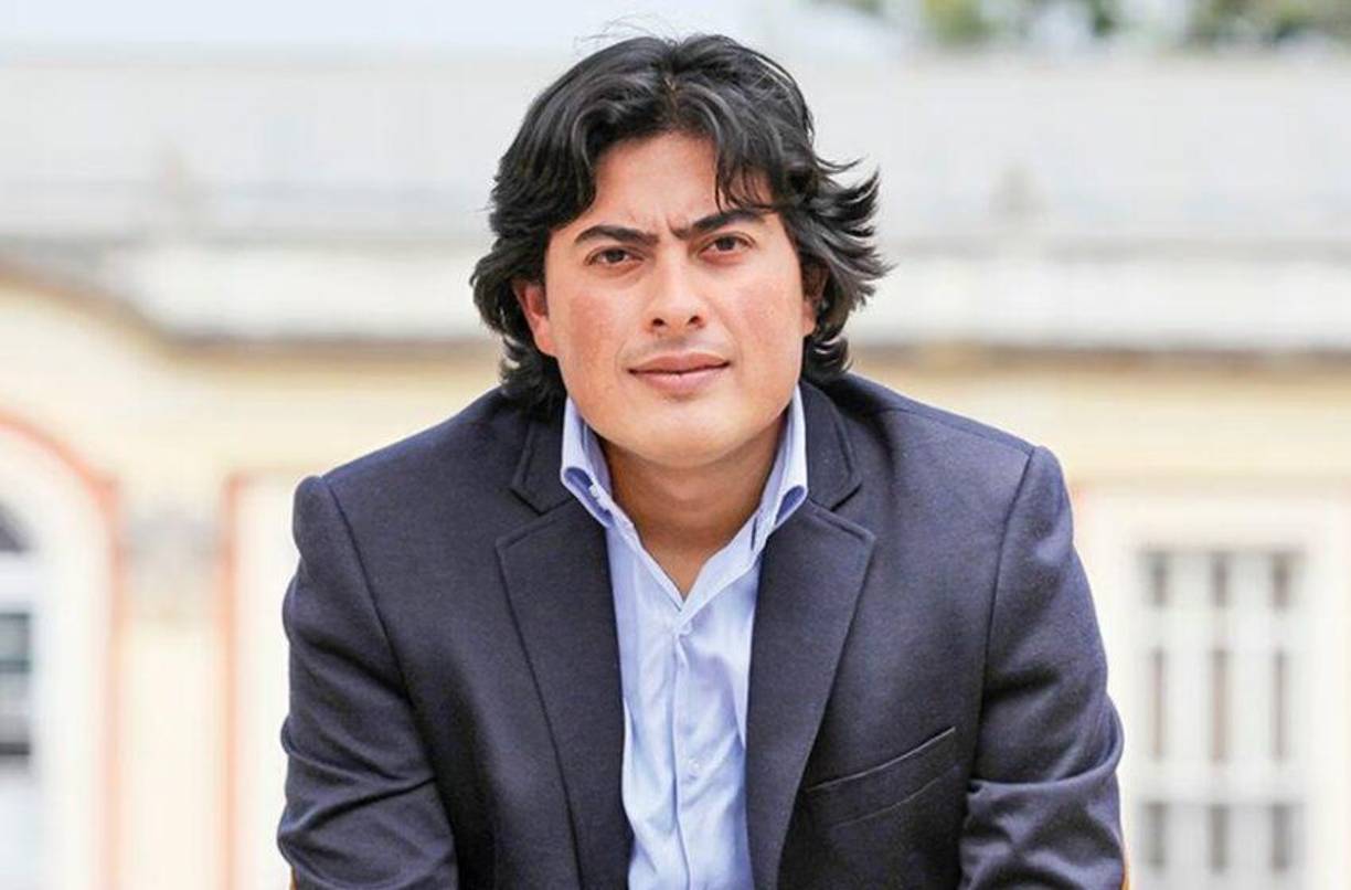 En principio, la detención de Petro Burgos, de 37 años, no afecta directamente al mandatario, pero el escándalo puede debilitar aún más su Gobierno cuando faltan tres meses exactos para las elecciones municipales y regionales de octubre y carece de mayorías legislativas para lograr la aprobación de sus reformas en el Congreso.