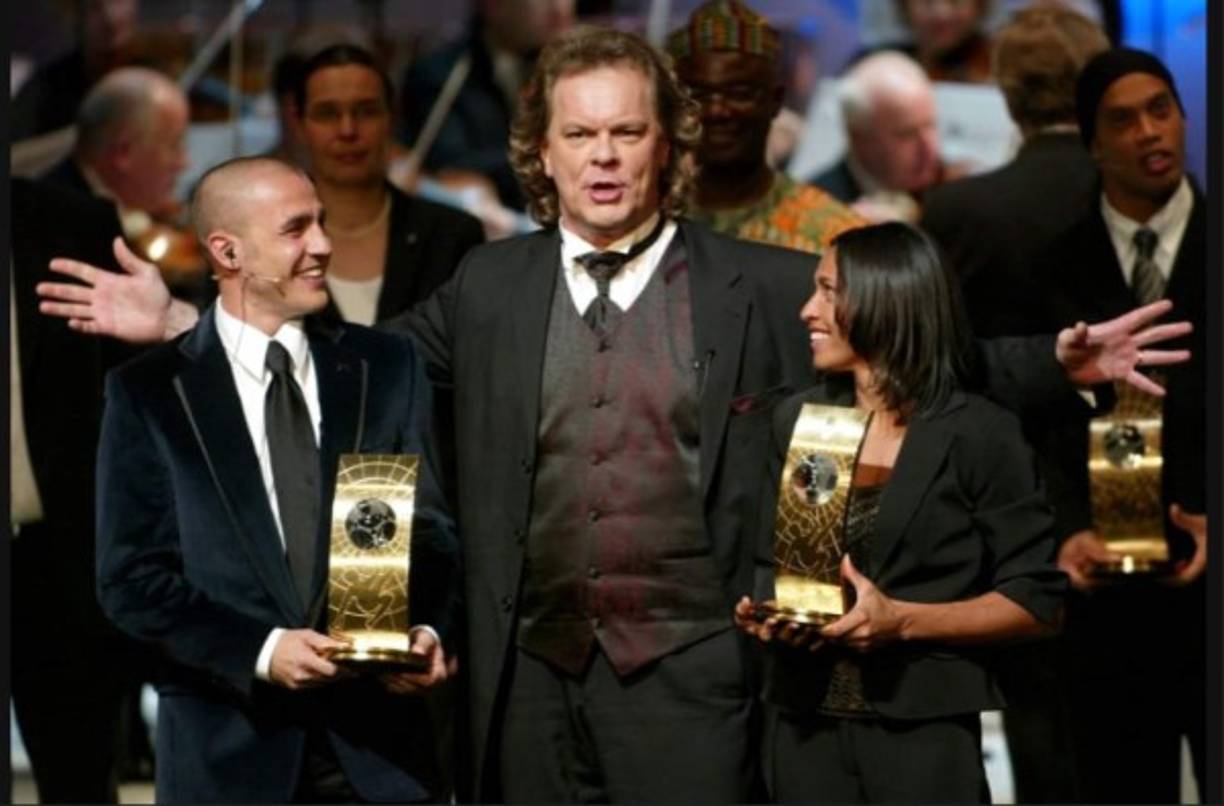 Fue elegida Mejor Jugadora de la FIFA cinco veces consecutivas. En la foto, Marta posa junto al Mejor Jugador de la edición de 2006 Fabio Cannavaro.
