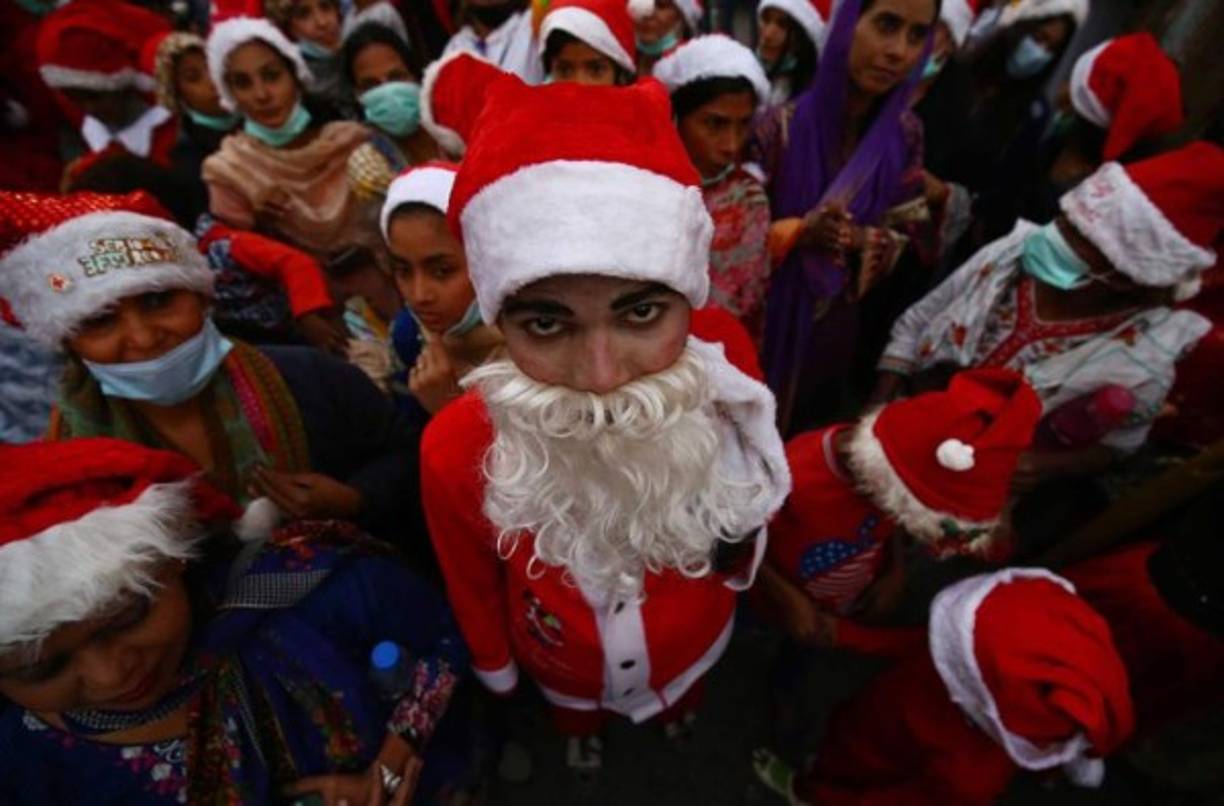 En Pakistán cientos de ciudadanos cristianos se visten de Papá Noel para festejar la llegada de la Navidad en Karachi.