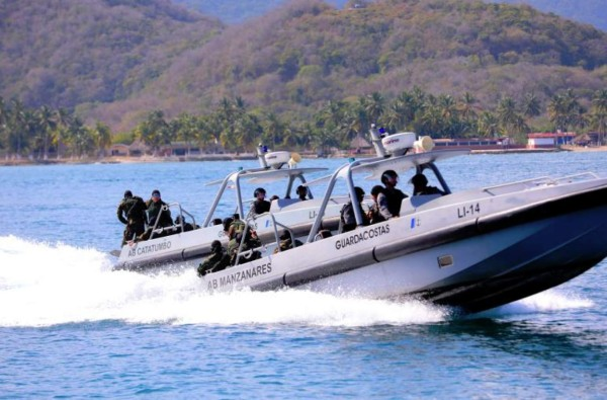 Mientras supervisaba las maniobras del Ejército venezolano, Maduro criticó al mandatario estadounidense Donald Trump y lo señaló de haber amenazado a Venezuela luego de que el magnate afirmara que la opción militar contra el régimen chavista 'está sobre la mesa'.