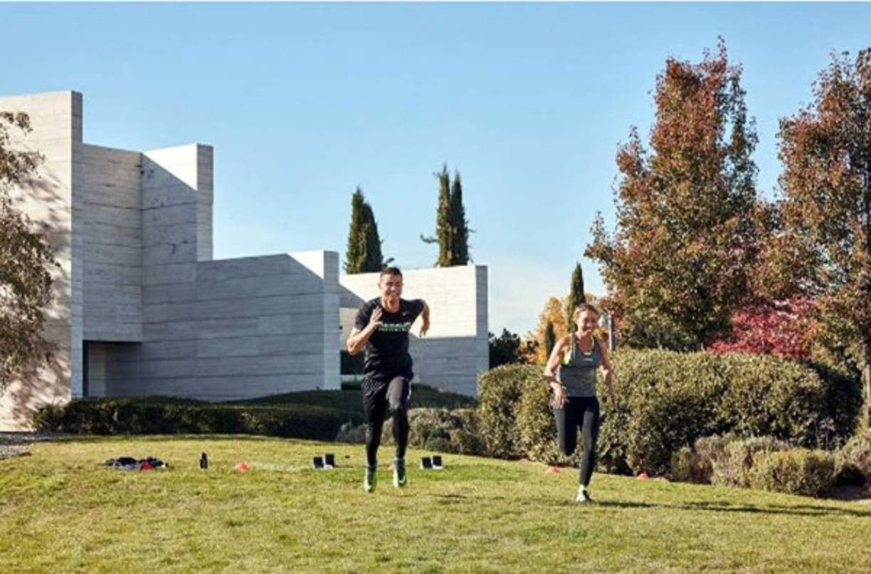 'Trabajando en mi velocidad con la atleta y experta en fitness Samantha Clayton', escribió el crack luso, que mostró una imagen de una sesión de trabajo en el jardín de su lujosa mansión en Madrid.