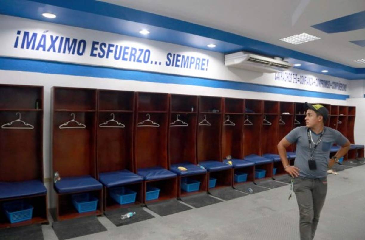 En el camerino local todo luce en orden. Jorge Luis Pinto tiene a disposición un espacio que ha personalizado con un lema positivo: Rusia 2018 (por cierto, escrito en ruso).