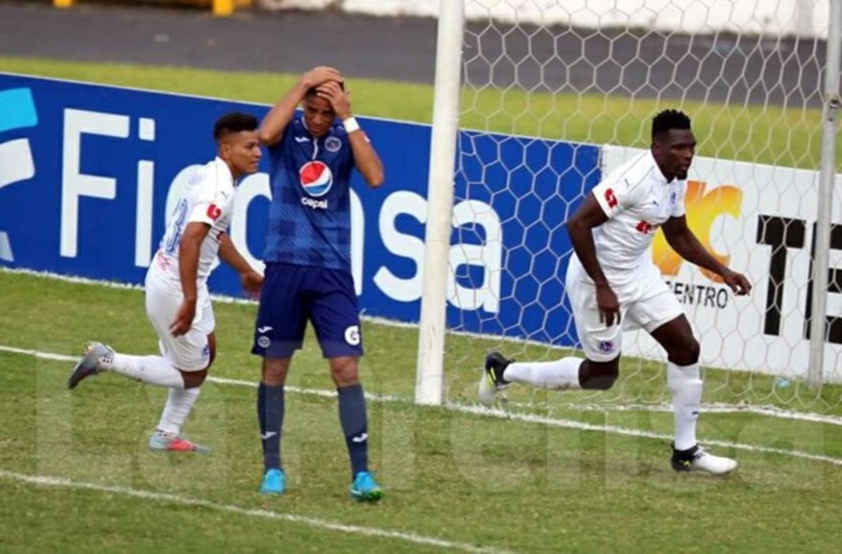 Javier Estupiñán corre a celebrar su gol ante el lamento de Juan Pablo Montes.