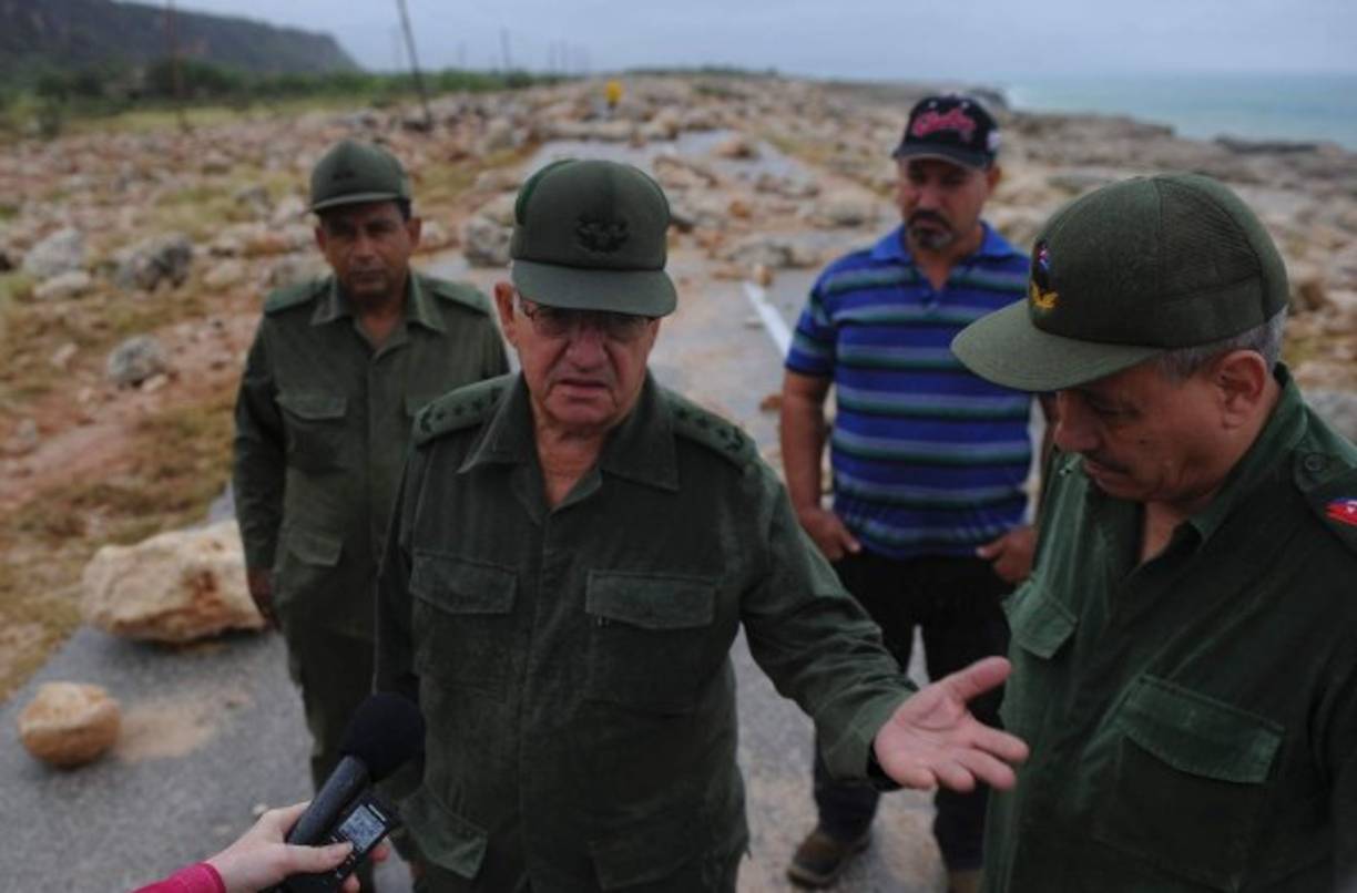 Autoridades cubanas inspeccionan los daños en la oriental provincia de Guantánamo.